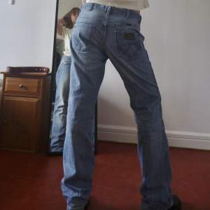 Ljusblå lågmidjade Wrangler jeans. Vintage jeans, rätt så tunna så bra till sommaren. Rak modell och väldigt långa i benen. Storlek W36 L34. Jag är 175cm. 
