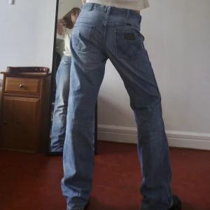 Wrangler Jeans - Ljusblå lågmidjade Wrangler jeans. Vintage jeans, rätt så tunna så bra till sommaren. Rak modell och väldigt långa i benen. Storlek W36 L34. Jag är 175cm. 