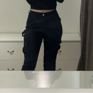 Cargo byxor  - Svarta cargo byxor. Köpt för fler frågor, köpta för 650kr + frakt. Finns samma i vit/beige🌸