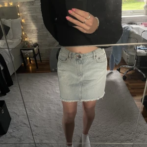 Jeanskjol  - Säljer denna ljusblå jeans kjol ifrån asos i storlek M, endast använd en gång, säljes för att den är för stor💗
