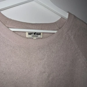 Cashmeretröja - Så himla fin tröja från Soft Goat.  Har ett litet litet hål mitt på magen.