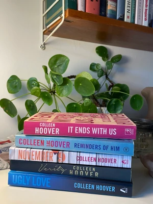 Böcker av Colleen Hoover och The Spanish Love Deception  - Böcker av populära författaren Colleen Hoover.💓  November 9, IEWU och Verity är lästa men varsamt och utan knäckta ryggar. Övriga är olästa. November 9 är i det gamla omslaget som inte säljs längre. Nypris på adlibris är ca 130kr per bok💓