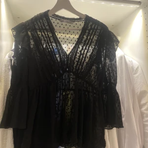 Zara blus - Svart blus från Zara använd fåtalgånger. Säljer för 150kr + frakt. Storlek S!