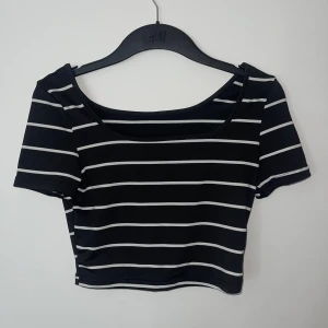 Topp - Kort topp från shein i storlek s, aldrig använd, så i fint skick.