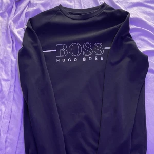 Hugo boss tröja - Mörk blå, inte använd såpass mycket