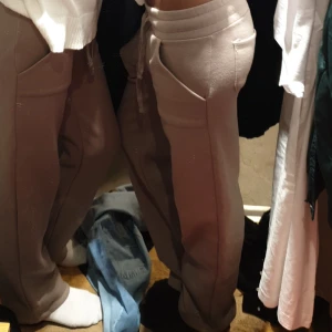 Lågmidjade mjukisbyxor  - Hej! Såljer dessa lågmidjade mjukisbyxorna från lager 157. 