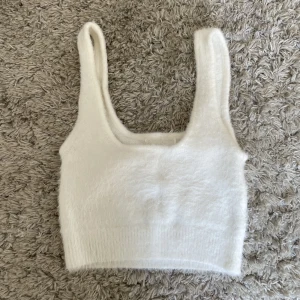 Linne - Ett jätte mjukt och skönt linne från Gina tricot, klippt bort lappen då d kliade, storlek xs men passar nog xxs-s då d är stretchigt, 140kr