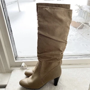 Rynkade stövlar zara  - Rynkade stövletter från zara i mocka & skinn material som inte går att köpa längre!!❤️(köpta för några år sedan men sparsamt använda) SUPERBRA skick då de är väl omhändertagna!🤝 strl 39🤍BEKVÄMA ATT GÅ I🥰