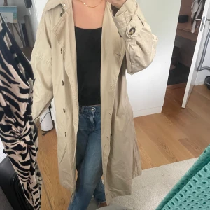 Trenchcoat  - Trenchcoat från hm storlek XS kommer tyvärr inte till användning💗
