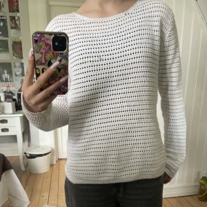 Vit stickad tröja - Kommer aldrig till användning! (Fläcken är på spegeln inte på tröjan) <3