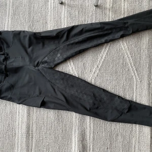 Maya Delorez Ridbyxor  - Maya Delorez ridbyxor i modellen performance i storlek S. Helskodda! Dom är i nyskick och väldigt fina! Vill ha 650kr då dom kostar 1 299kr som nya! Hör av dig vid intresse och frågor😊💗💗Priset kan diskuteras🤩😊