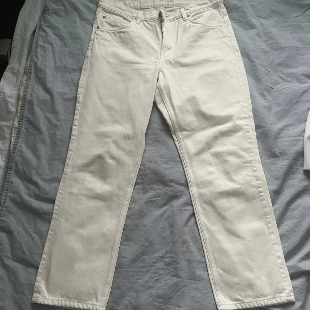 Off-white jeans från Arket. Superfint skick. De är rätt korta, slutar ungefär vid ankelhöjd. . Jeans & Byxor.