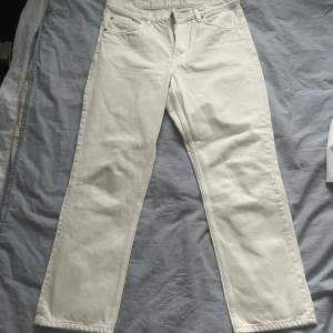 Off-white jeans från Arket. Superfint skick. De är rätt korta, slutar ungefär vid ankelhöjd. 