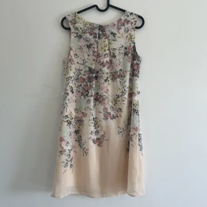 Somrig klänning  - Somrig klänning perfekt för en sommarfest. Bra skick. Använts 1-2 ggr