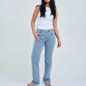 Super fina straight jeans från märket never denim, storleken är w27l30 och passar mig som har storlek M. Priset kan diskuteras.
