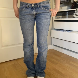 Lågmidjade dieseljeans - Så så snygga dieseljeans lågmidjade!! Jag är 161. Midjemått 43, innerbenslängd 80. Toppenskick. Nypris långt över 1000kr!! 400kr + 69kr frakt / tryck på köp nu.