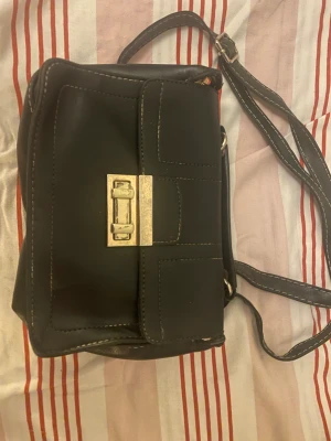 Skinnväska - En svart skinnväska