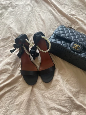 Chic klackskor  - Super söta klackskor från shein storlek 41🥰 Så söta med pärlor och väldigt sköna endast använda 1 gång under kort tid❤️