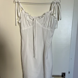Vit somrig klänning  - Vit somrig klänning från Nelly i storlek S. Endast provad. 