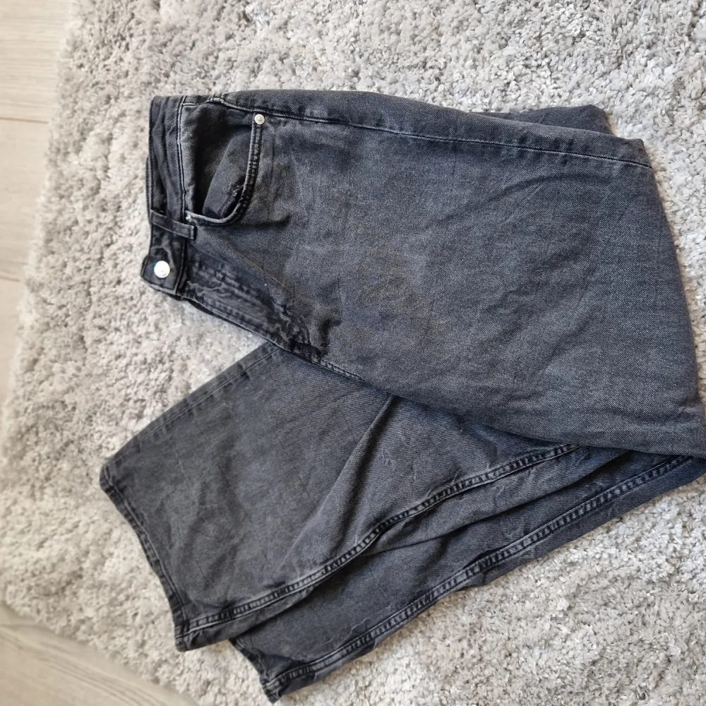 Ett par svarta fina jeans frĂ„n H&Mđ sĂ€ljer dom för att de inte kommer till anvĂ€ndning đanvĂ€nds nĂ„gra gĂ„nger đ. Farkut & Housut.