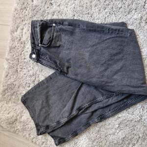Ett par svarta fina jeans från H&M💓 säljer dom för att de inte kommer till användning 💓används några gånger 💓