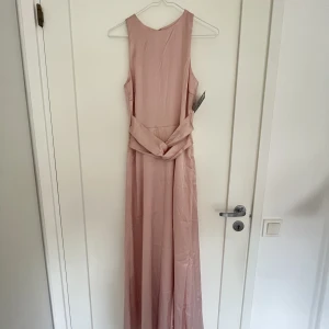 Balklänning  - Oanvänd balklänning från NLY-eve i i satin i färgen dusty pink!  Storlek 34 Kan skickas om köpare står för frakt   