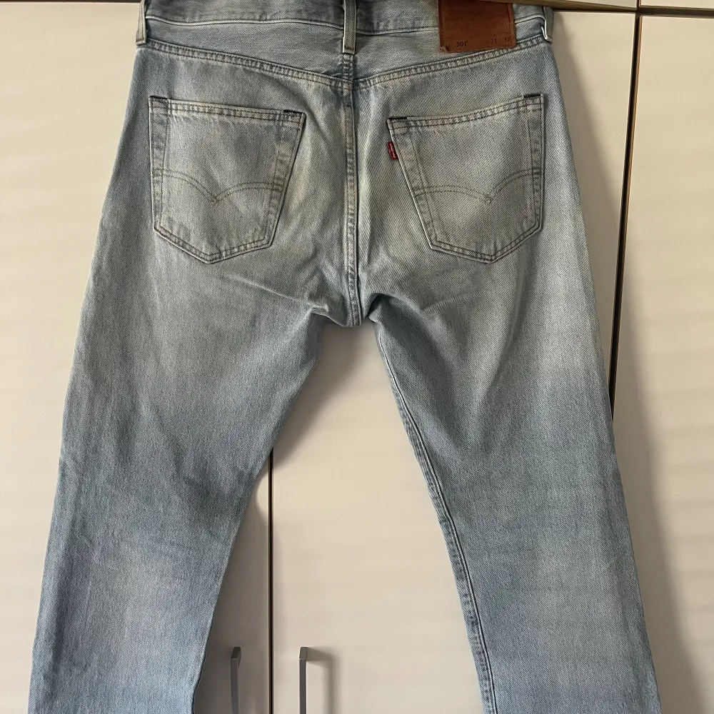 Ljusblåa Levis jeans i bra skick, storlek W31L32. Jeans & Byxor.