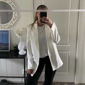 Kavaj  - Säljer en jättefin vit kavaj i storlek 36 då den inte är min stil. Den är aldrig använd och prislappen sitter kvar. Säljer för 80 kr +frakt 