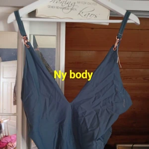 Ny blå body guld knäppning uppe. Hög skärning vid höfterna. Vit mjuk söt jacka lurvig med luva.  - Söt mjuk fejk päls jacka vit fin fickor på o luva ! Gulligt med öron på! / Mera till ungdomar kanske! Blå ny body så skönt tunt tyg mot huden Stretch i L XL skickar mot fraktkostnad 💓 i