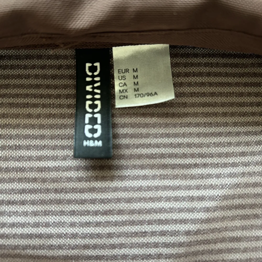 En meshskjorta från H&M som aldrig kommit till användning. Då den är gjord av mesh är den ganska genomskinlig. Den är i storlek M men skulle säga att den även skulle passa storlek S.🫶. Toppar.