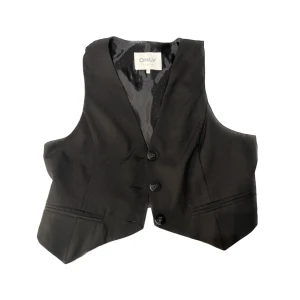 Väst Only - Säljer denna väst från Only i storlek XS, men passar mig som har S. Aldrig använd och inga defekter. Originalpris 399kr