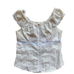 vacker vintage topp - Milkmaid topp från gammal forever 21. Köparen står för frakt. Använd gärna ”köp nu” <3