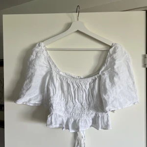 Sommartopp/blus från ZARA  - En supergullig sommartopp i linne från ZARA, Helt ny, prislapp kvar! 