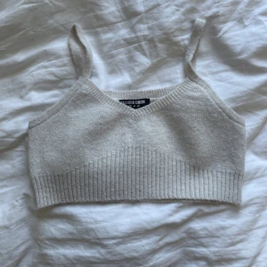Topp - Stickat crop top. Aldrig använd fick med ett set. Jättefin att ha under cardigan sådär som på bilden. Köpt på Asos