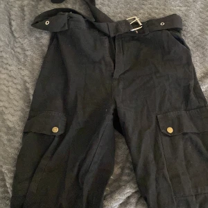 Svarta cargo byxor med bältet  - Svarta cargo byxor med bältet. Nya. 