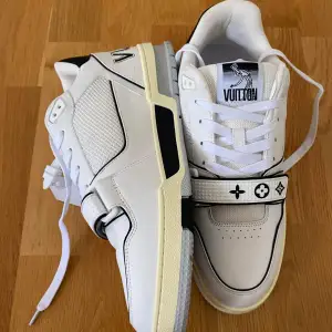 Louis Vuitton Trainers i 3 olika färger. alla 3 har storlek 43. dom är bara testade så dom är som nya. priset är inte hugget i sten