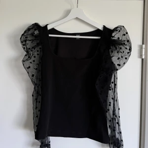 Långärmad topp med prickiga meshärmar - Topp perfekt för fest och middag. Från SHEIN, storlek M, skulle säga S 