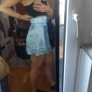 Kjol - Fin kjol med band man kan knyta olika stilar med. 