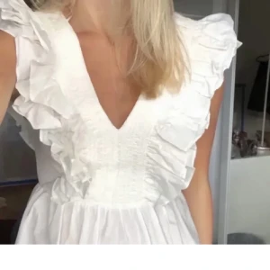 Vit volang blus - Säljer min super fina volang blus, perfekt till sommaren Lånade bilder