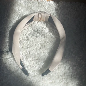 Diadem - Fint diadem med en Knut 