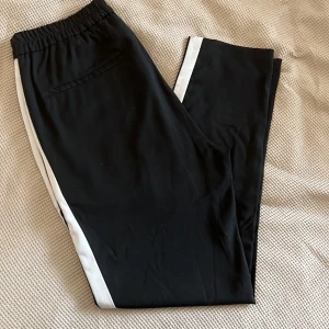 Byxor Zara man - Svarta Zara herr byxor med vita sidor.