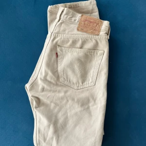 Beige Levis jeans  - Beige Levis jeans 501!! Sitter som en smäck !💝W 32 L 30! Jag är ca 165cm🫶🏼kan posta och möta upp 