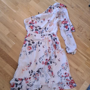 Klänning  - Perfekt klänning till midsommar :) använd 1 gång. 