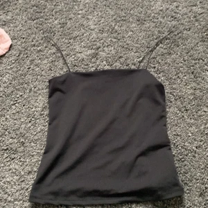 Linne - Säljer detta linne från new yorker som nästan alldrig har kommit till användning då det är lite för litet. Orginalpriset var 80kr TRYCK EJ PÅ KÖP NU DIREKT!