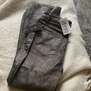 Glitter jeans  - Nakd jeans med prislapp kvar . Nypris 700 säljer för 450. Storlek 36 och highwaisted. Perfekt nu till festen💕🥰
