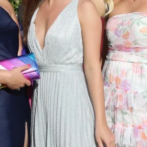 Balklänning  - Säljer denna fina balklänning, silverglittrig✨✨ använd endast en gång💕💕