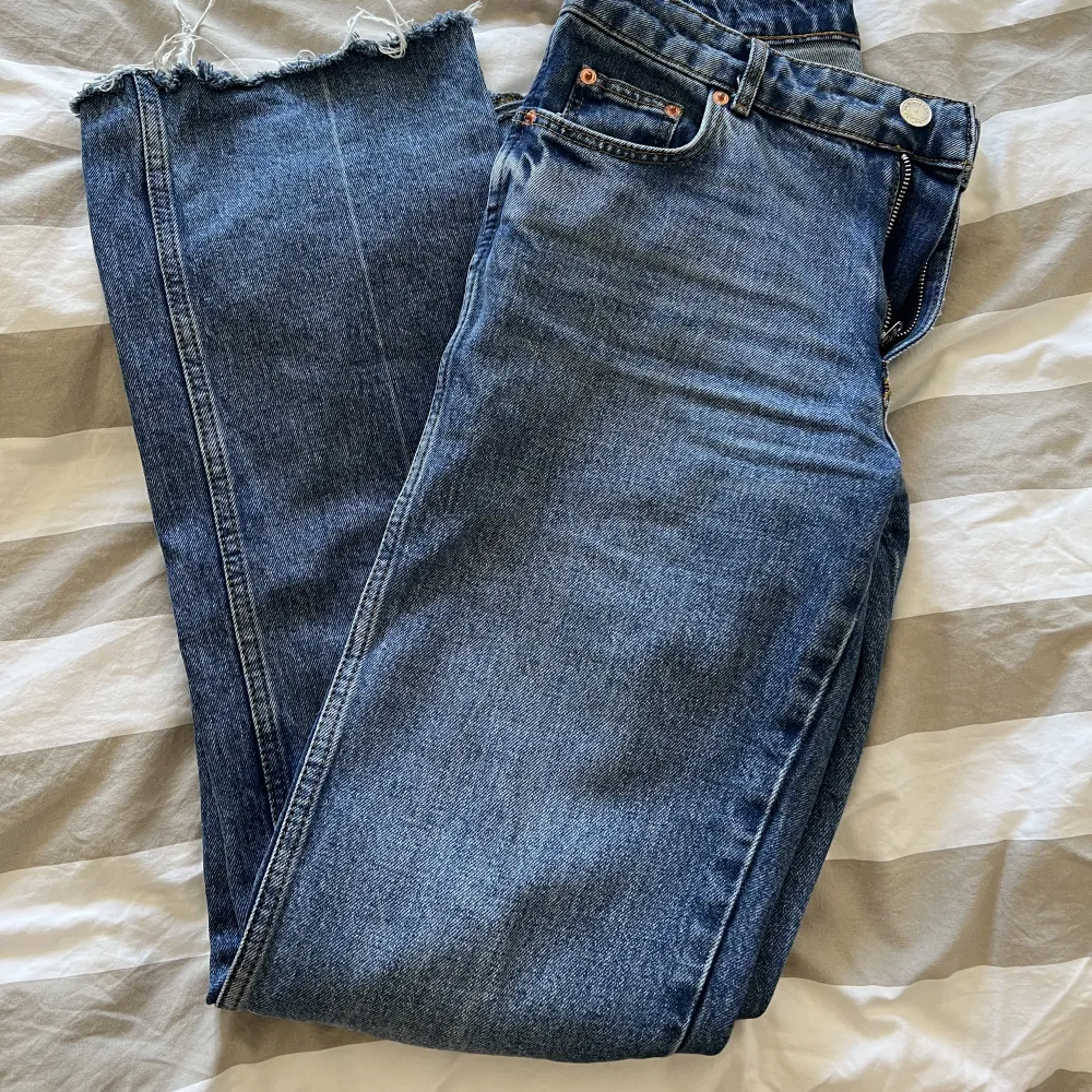 Säljer mina jeans ifrån Zara då dem tyvärr börjat bli för små för mig. Använda men i bra skick. Jag på bild är 165. . Jeans & Byxor.