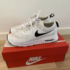Vita Nike skor - Nike skor i bra skick. Storlek 35,5. Skorna kommer med kartongen.