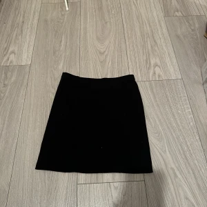Svart minikjol - har aldrig använt den, mycket bra skick