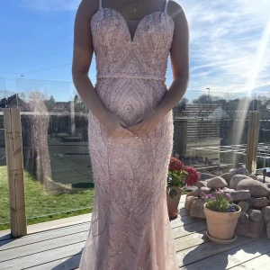 Balklänning  - Använt en gång och är i bra skick 💞